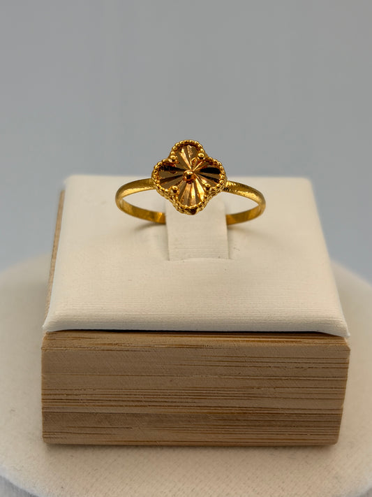 Size 7 21k Gold ring with floral-inspired centerpiece