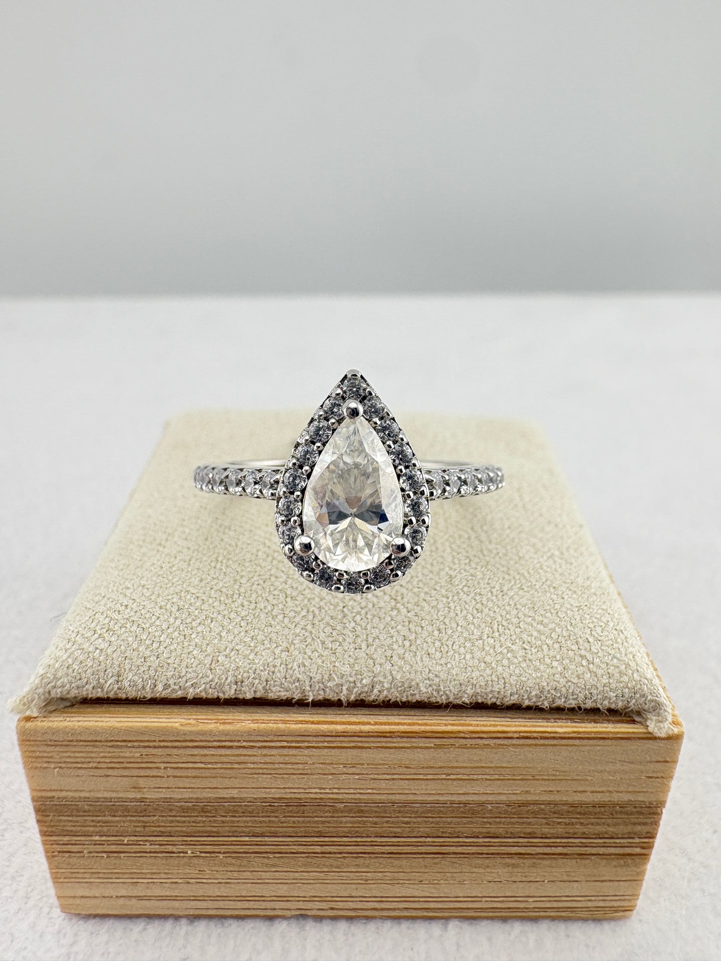 Moissanite size 6