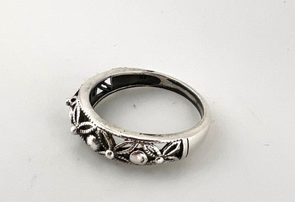 Ladies sterling silver ring with flower design