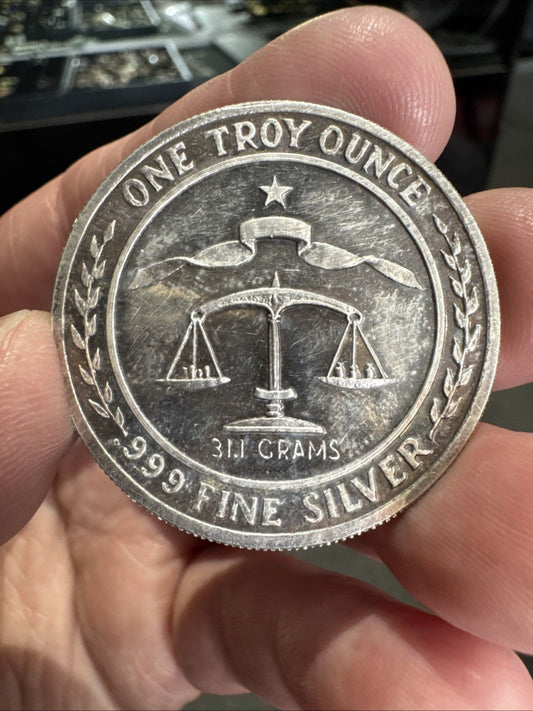 Vintage Rare 1983 Parliament Shield 1 Oz One Troy Ounce 999 Fine Silver Coin