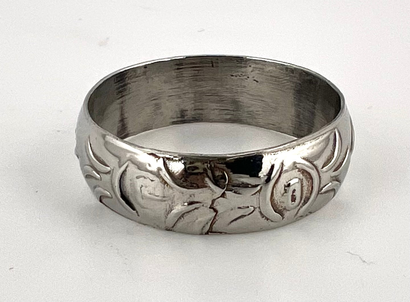 Ladies sterling silver ring with flower and eye design