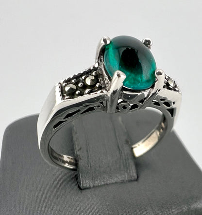 Ladies sterling silver ring with turquoise stone