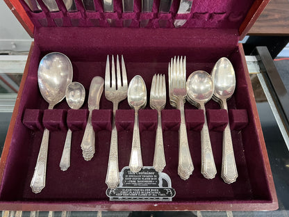 VINTAGE WM ROGERS SILVERPLATE SECTIONAL SILVERWARE WITH ORIGINAL BOX