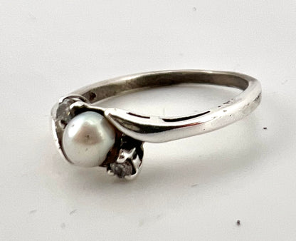 Ladies sterling silver bring with pearl