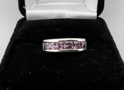 Ladies Sterling silver ring with pink bag at cut stones