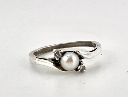 Ladies sterling silver bring with pearl