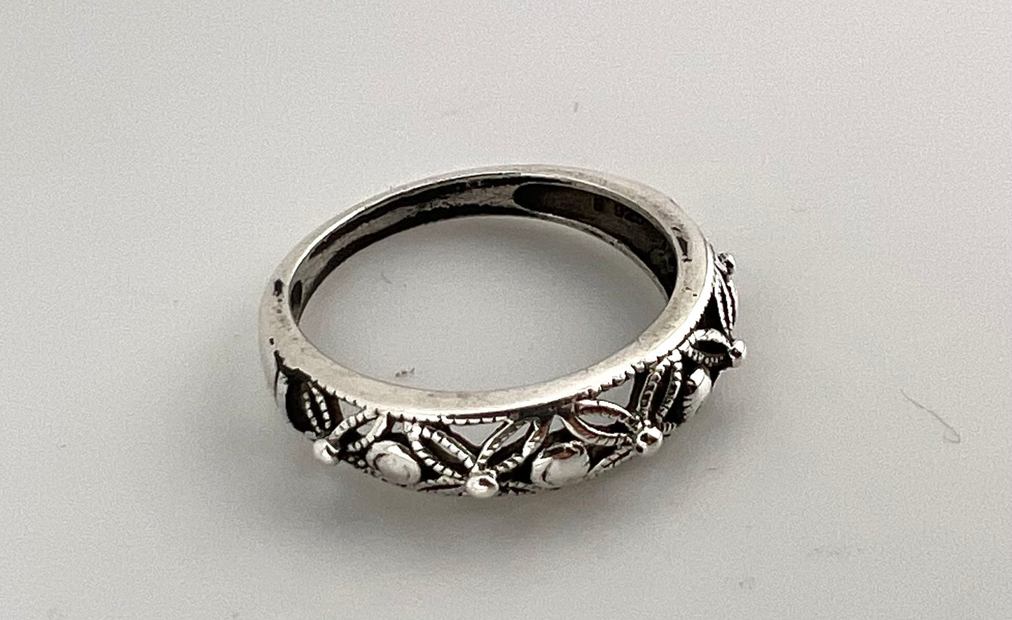 Ladies sterling silver ring with flower design