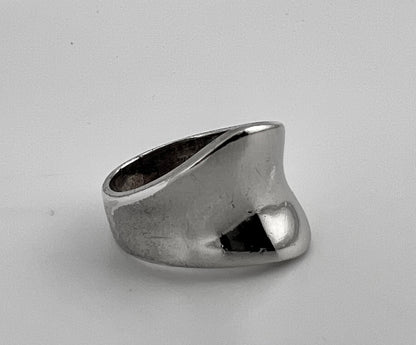 Ladies silver ring with concave wave design