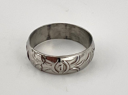 Ladies sterling silver ring with flower and eye design