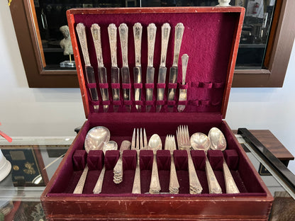 VINTAGE WM ROGERS SILVERPLATE SECTIONAL SILVERWARE WITH ORIGINAL BOX