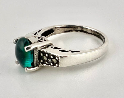 Ladies sterling silver ring with turquoise stone