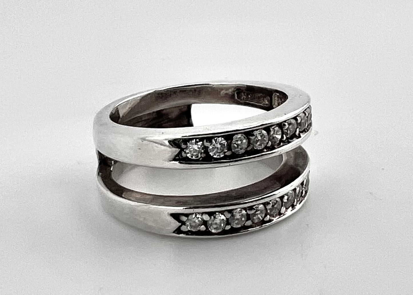 Ladies, double band guard ring with CZ inlay