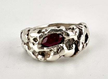 Classic men’s nugget design, marquis shape, garnet Stone