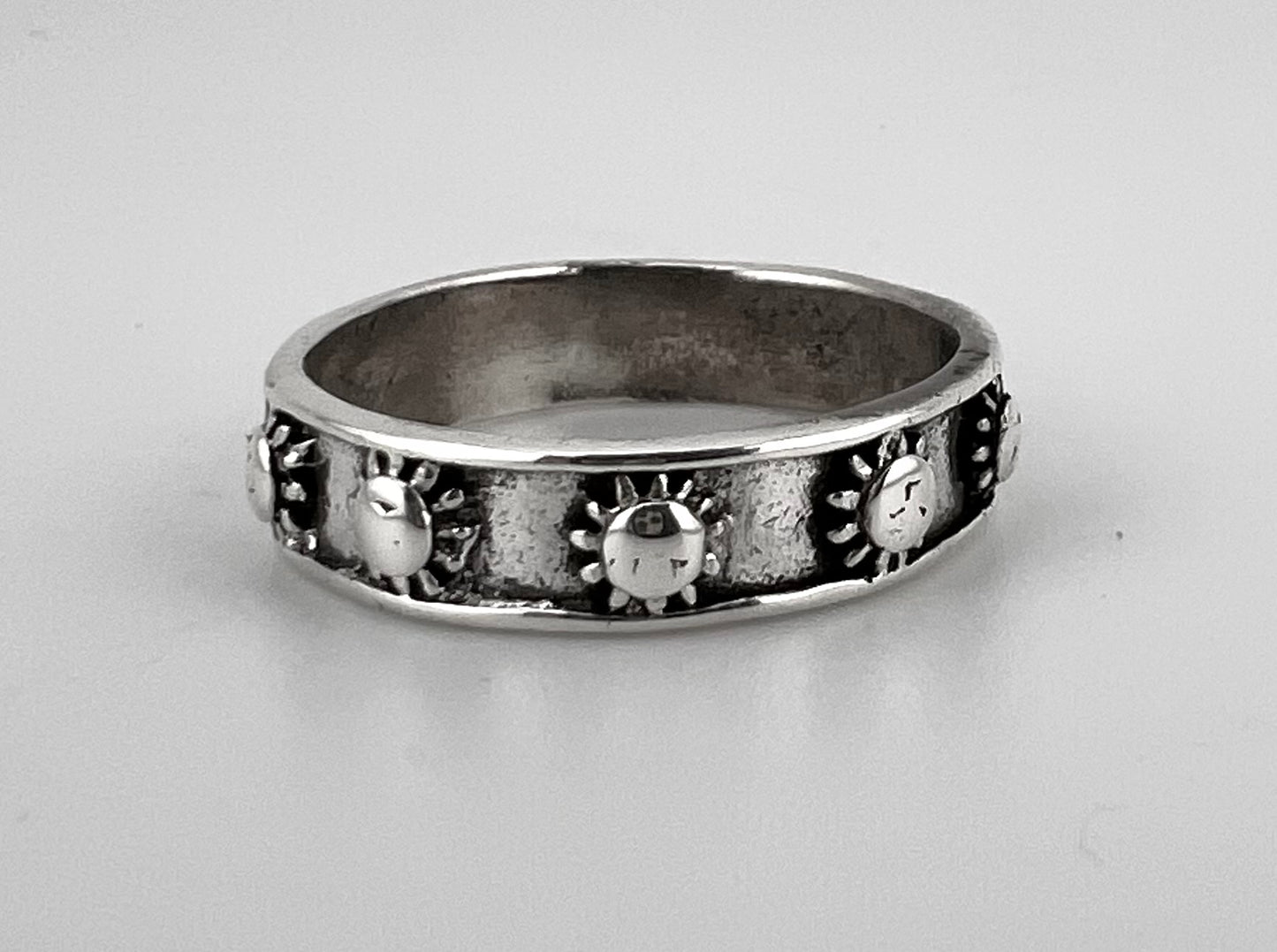 Ladies Sterling silver ring with sun engravings