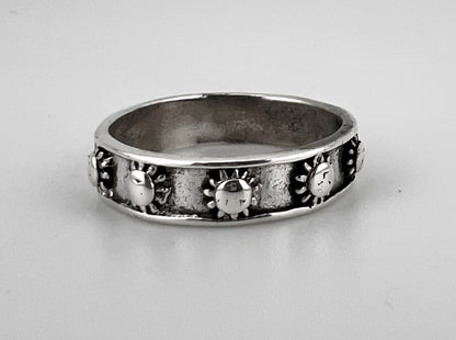 Ladies Sterling silver ring with sun engravings