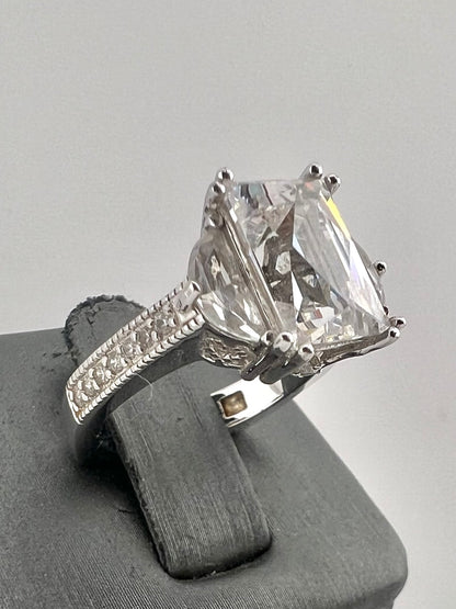 Ladies sterling silver ring with CZ stones