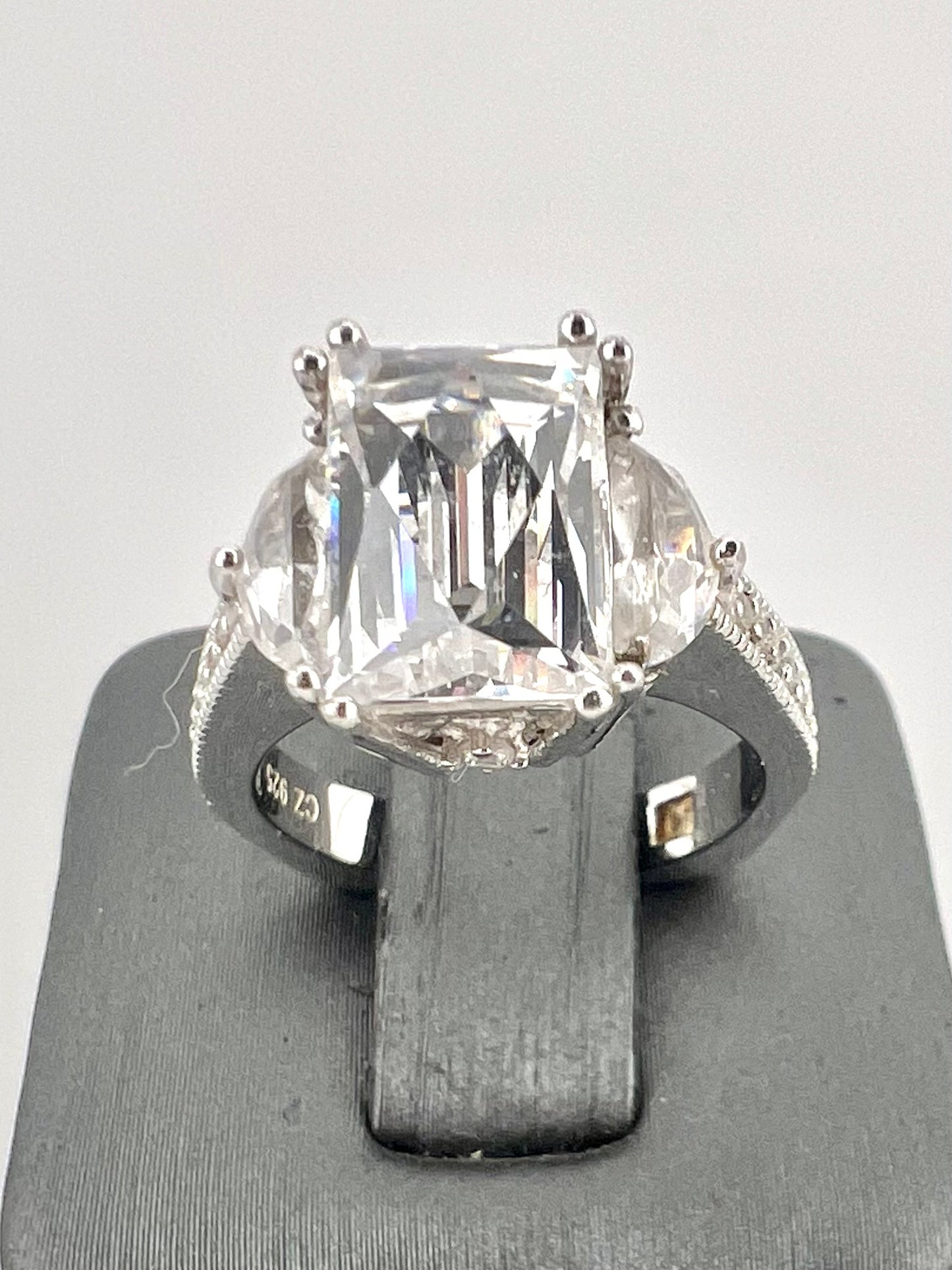 Ladies sterling silver ring with CZ stones