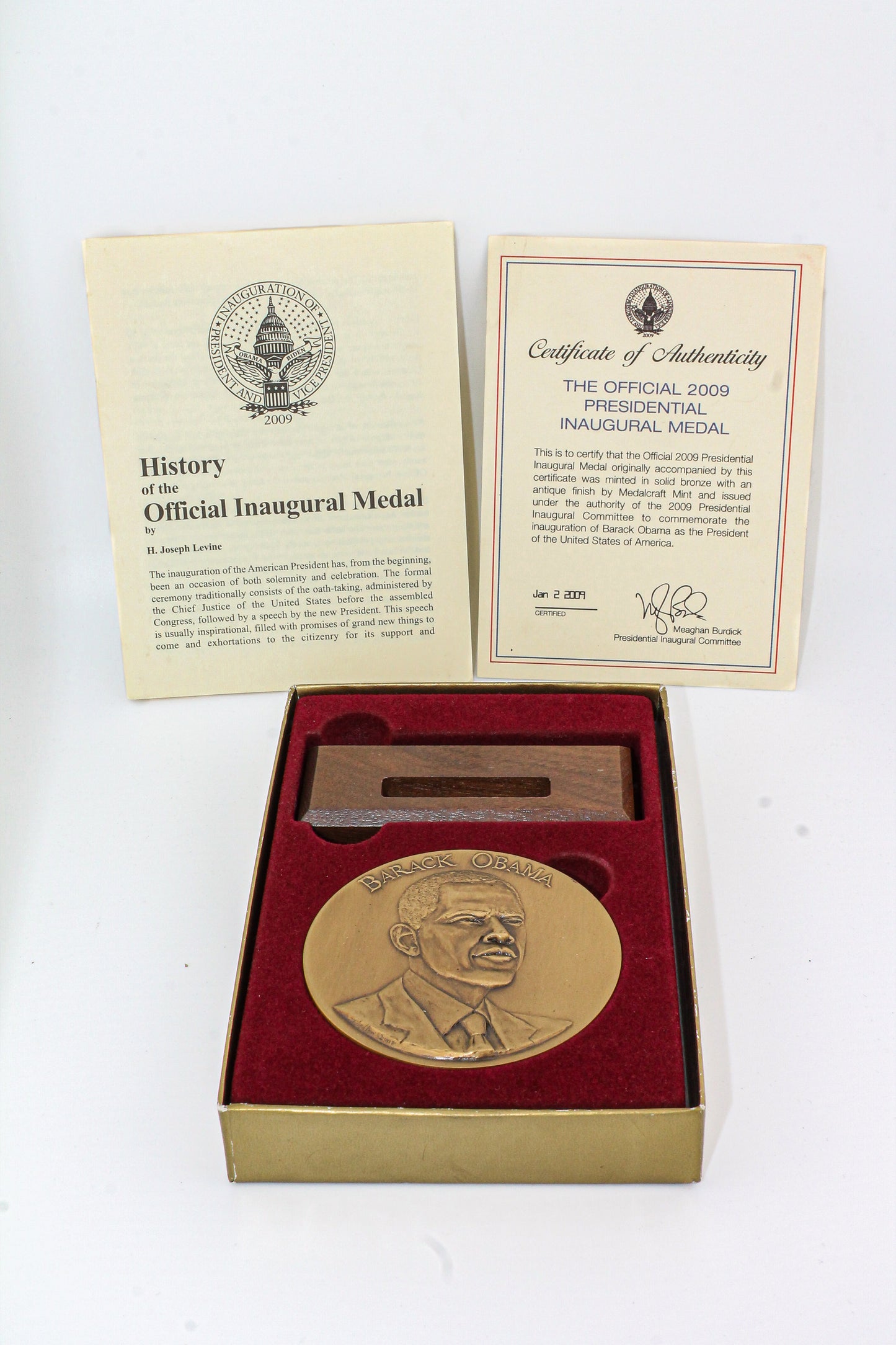 2009 Official Barack Obama Inaugural Medal with Box and Stand