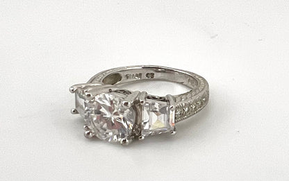 Ladies Sterling silver ring with CZ stone