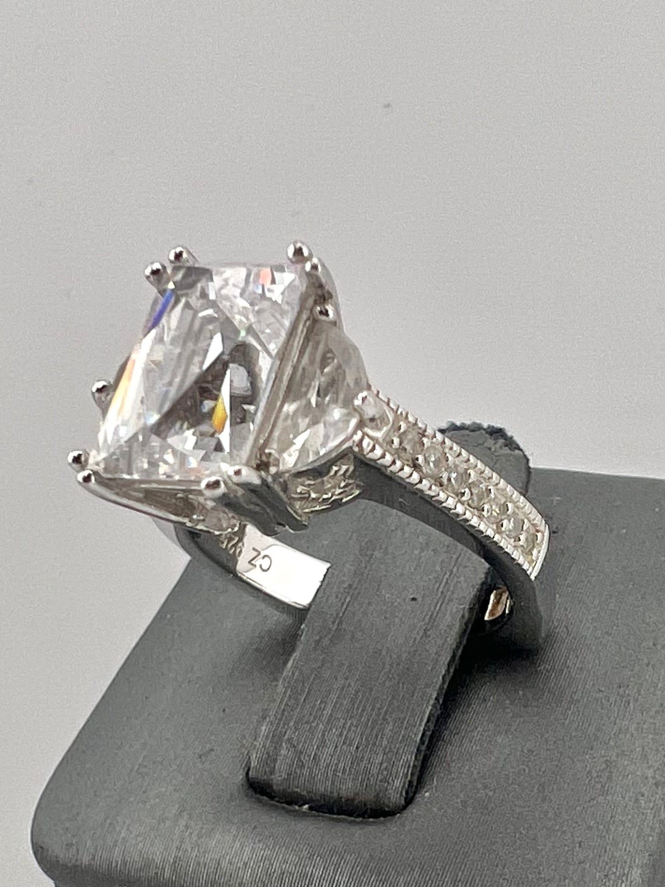 Ladies sterling silver ring with CZ stones