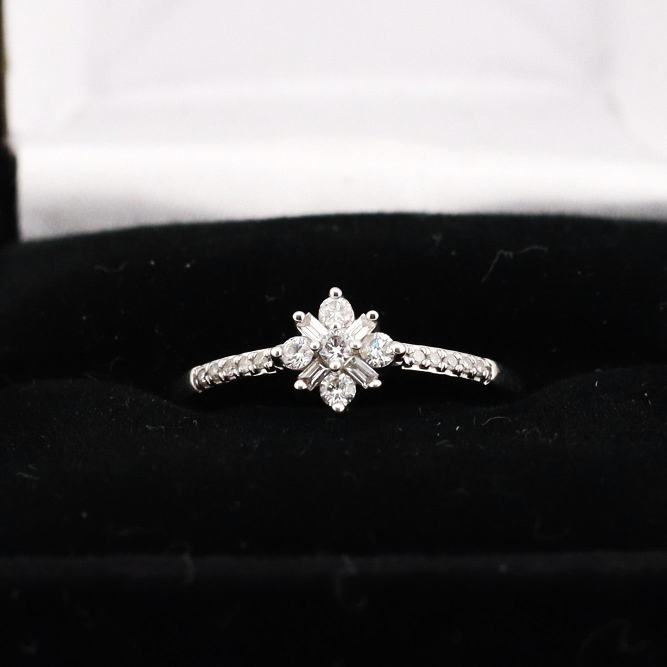 10k ladies star shape round & baguette diamond ring