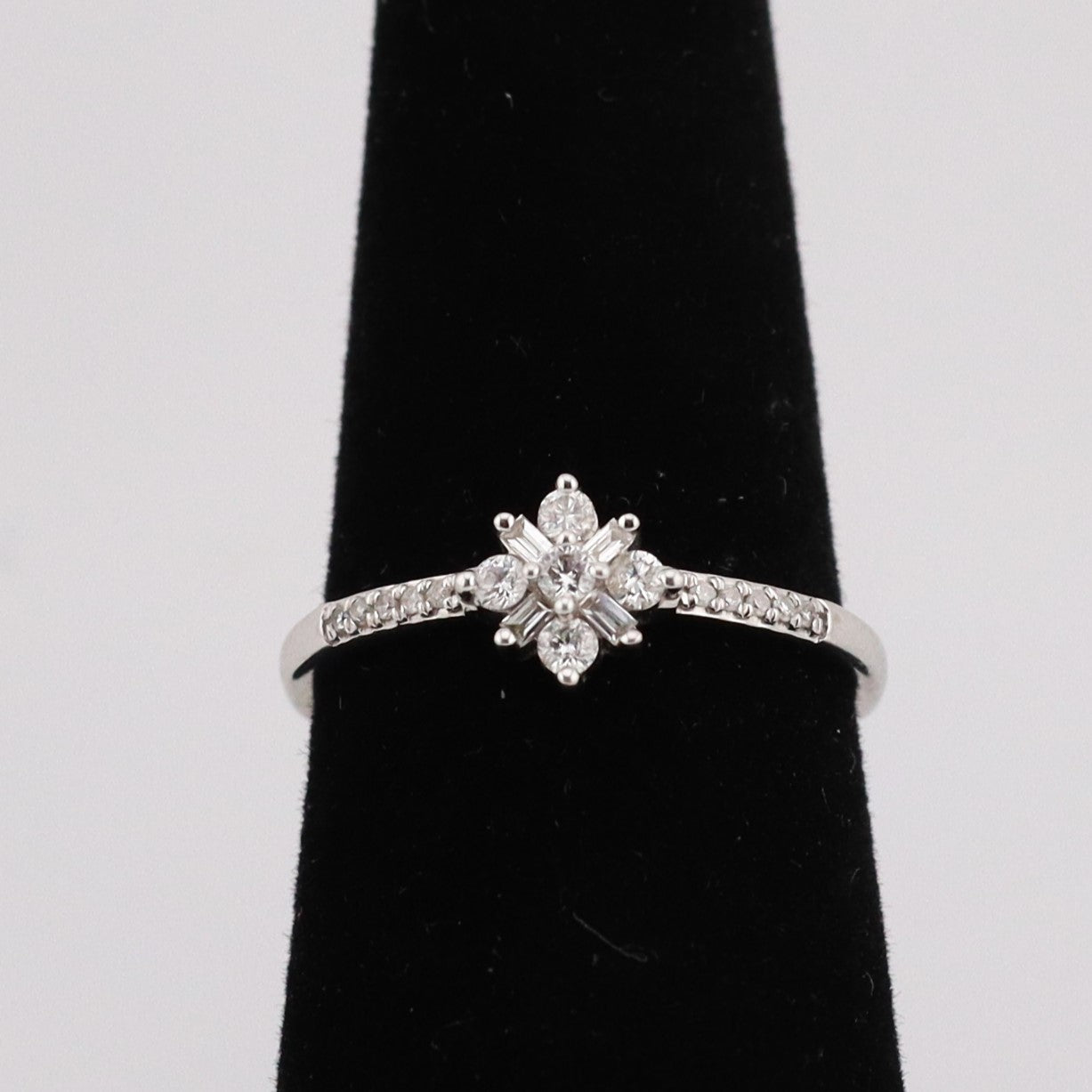 10k ladies star shape round & baguette diamond ring