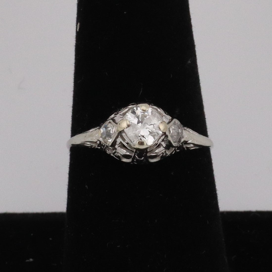 18k ladies vintage diamond engagement ring