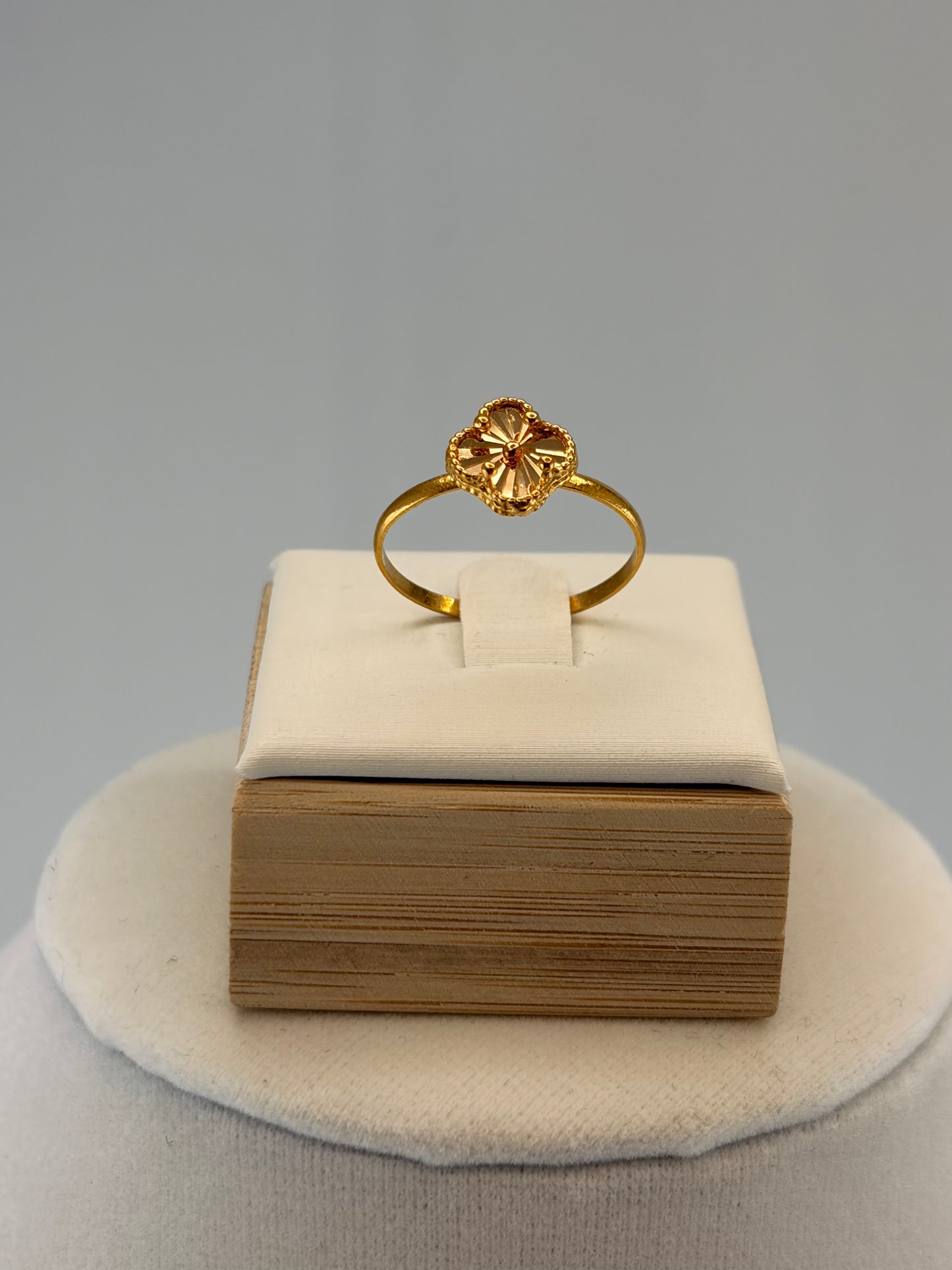 Size 7 21k Gold ring with floral-inspired centerpiece