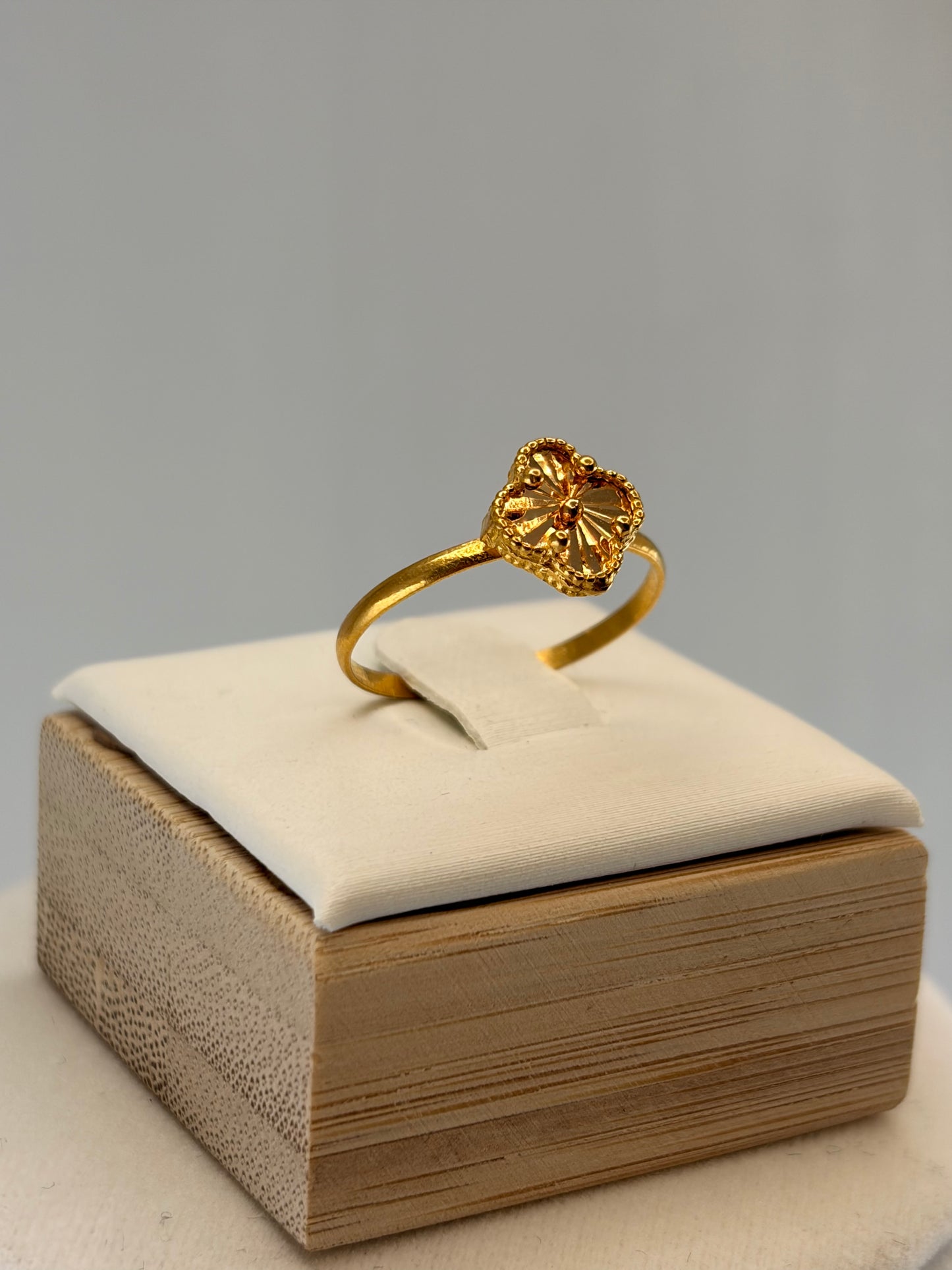 Size 7 21k Gold ring with floral-inspired centerpiece