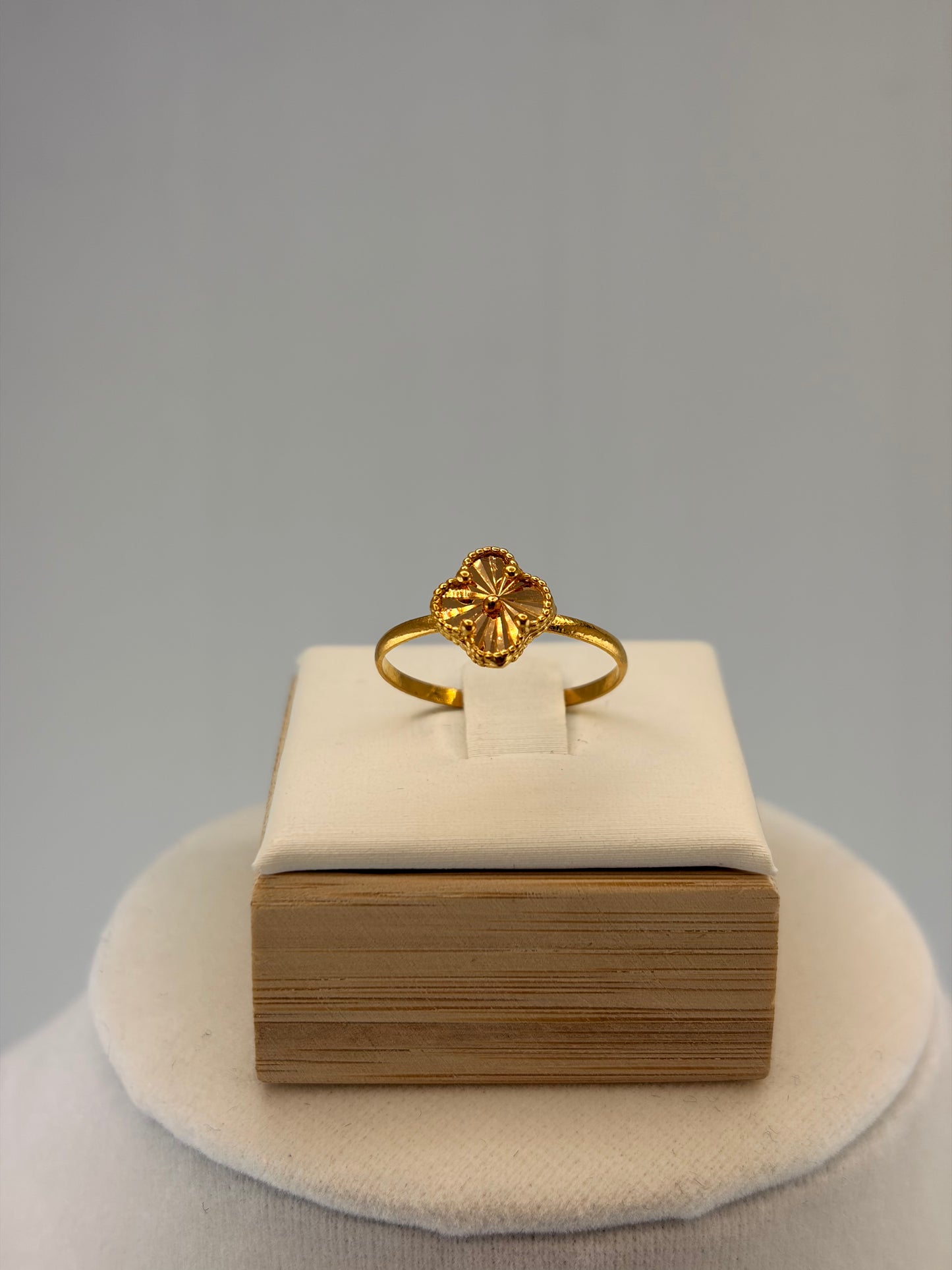 Size 7 21k Gold ring with floral-inspired centerpiece
