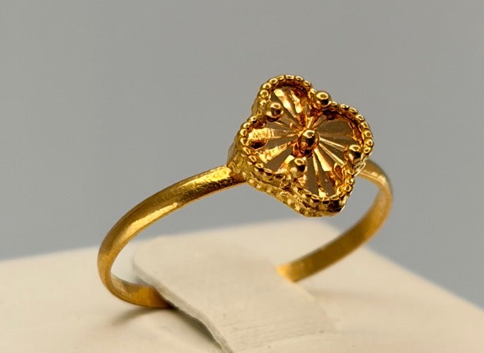 Size 7 21k Gold ring with floral-inspired centerpiece